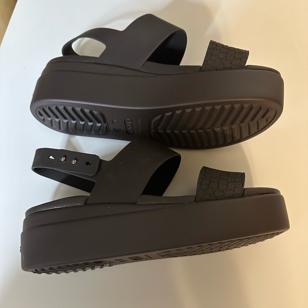 Like New Crocs Women's Brooklyn Low Wedge Sandals Size 7 Dark Brown Textured - Picture 6 of 7